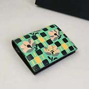  1MV204散字五金 PRADA卡包 官網(wǎng)同步 代工號(hào)62E內(nèi)碼 意大利高等壓紋牛皮質(zhì)感極好進(jìn)口螺紋內(nèi)里 長(zhǎng)11.5高9寬3cm全開19cm. 芒果印花配黑色小牛皮