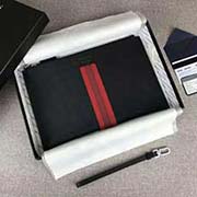 PRADA男士手包 專柜新款式 官網同步 2NG005 黑紅色彩帶字嘜 意大利高等原單十字紋牛皮質感極好 內里進口羊皮 原單Lampo拉鏈 原單 長28cm高18cm