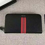 PRADA男士單拉鏈錢(qián)包 專(zhuān)柜新款式 官網(wǎng)同步 2ML317 黑紅色彩帶字嘜 意大利高等原單十字紋牛皮質(zhì)感極好