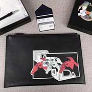 2018新漫畫印象系列PRADA限量版男士手包 專柜新款式 官網(wǎng)同步 2NG001 黑色漫畫印象 意大利高等原單十字紋牛皮質(zhì)感極好 內(nèi)里進口羊皮 原單Lampo拉鏈 原單 融入漫畫元素的設計 長3