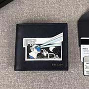 2018新漫畫印象系列PRADA男士短款錢夾 專柜新款式 官網同步 2M0513 深藍漫畫印象 意大利高等原單十字紋牛皮質感極好 融入漫畫元素的設計 長11cm高9cm