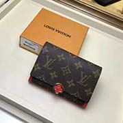 M64587 紅色 Flore短款錢夾以標(biāo)志性Monogram帆布搭配五彩繽紛的小牛皮 呈現(xiàn)出清新明麗的外觀 裹有皮革的Monogram Flower飾釘風(fēng)格柔美 為一大設(shè)計亮點 匯集多個實用元素 包