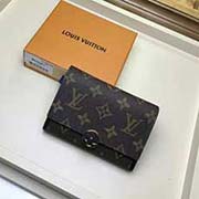 M64587 黑色 Flore短款錢夾以標(biāo)志性Monogram帆布搭配五彩繽紛的小牛皮 呈現(xiàn)出清新明麗的外觀 裹有皮革的Monogram Flower飾釘風(fēng)格柔美 為一大設(shè)計(jì)亮點(diǎn) 匯集多個(gè)實(shí)用元素 包