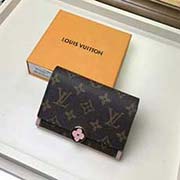 M64587 粉色 Flore短款錢夾以標志性Monogram帆布搭配五彩繽紛的小牛皮 呈現出清新明麗的外觀 裹有皮革的Monogram Flower飾釘風格柔美 為一大設計亮點 匯集多個實用元素 包