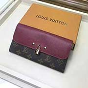 M61835紫色 VLVVENUS 錢包 enus之名足以體現 都市風格的魅力與美感 設計靈感源于路易威登標志性的Steamer旅行包（1901年）兩個lv標志鉚釘配上鎖頭 設計師把設計靈感巧妙運用在