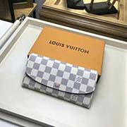 M41625 白格 功能實用且設計華美的 Emilie 錢夾采用柔軟的 Monogram 帆布制成 襯以鮮艷的內(nèi)襯 氣質(zhì)極為優(yōu)雅 多袋式設計和引人注目的造型賦予其無法抗拒的迷人魅力size 19x10