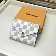 M58114 枚紅風格柔美而功能強大 小巧的Victorine錢夾是適宜隨身攜帶的上上之選 標志性Monogram帆布搭配多彩皮革內(nèi)襯 風格時尚 而極為實用的設(shè)計確保信用卡與私人財物存放 取用便捷