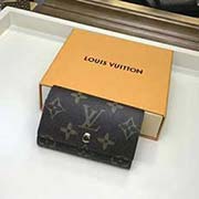 M62630設(shè)計小巧精致的鑰匙包 設(shè)有六個可系扣六把鑰匙的鎖扣 采用Monogram帆布制造 配襯手袋或公事包 既實用又美觀 10x7cm