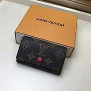 M60701紅色 設計小巧精致的鑰匙包 設有六個可系扣六把鑰匙的鎖扣 采用Monogram帆布制造 配襯手袋或公事包 既實用又美觀 10x7cm