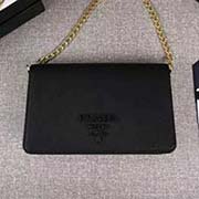 PRADA女士新款空姐包 可拆卸金屬鏈肩帶 磁扣扣合 一個帶有外鏡的小口袋 專柜新款式 官網(wǎng)同步 1BP012 黑色 意大利高等原單十字紋牛皮質(zhì)感極好 原單進(jìn)口厚金電鍍五金配件 用相同完成的金屬標(biāo)