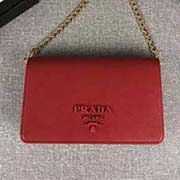 PRADA女士新款空姐包 可拆卸金屬鏈肩帶 磁扣扣合 一個帶有外鏡的小口袋 專柜新款式 官網同步 1BP012 大紅 意大利高等原單十字紋牛皮質感極好 原單進口厚金電鍍五金配件 用相同完成的金屬標