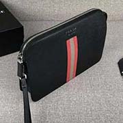 PRADA男士手包 專柜新款式 官網同步 2VF056 黑色紅灰彩帶鱷魚皮 意大利高等原單十字紋牛皮質感極好 內里進口專用布配納帕牛皮 原廠進口槍色字嘜 白鋼五金配件 彩帶鱷魚皮更顯高等	