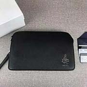 PRADA男士手包 經(jīng)典升級版 官網(wǎng)同步 2VF056 黑色小公仔 意大利高等原單十字紋牛皮質感極好 內里進口專用布配納帕牛皮 原廠