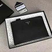 PRADA男士手包 專柜新款式 官網(wǎng)同步 2NG005 黑色三角嘜 意大利高等原單十字紋牛皮質(zhì)感極好 內(nèi)里進(jìn)口羊皮 原單Lampo拉鏈 長28cm高18cm