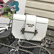 Prada新款1BH018 專柜同步 支持對比 進口小牛皮 內里配羊皮 開片珠 銀色五金 165代工瑪 可肩背可手拿兩用款 時尚百搭款 18x11.5x4cm