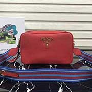 普拉達2018新款原單爆款 Prada摔紋小牛皮材質 雙肩帶可調節 可拆卸皮革肩帶 可拆卸彩色織物肩帶 鍍金配件 金屬刻字微標 兩個拉鏈隔層 Prada標識襯里 對比專柜 1BH082 22X15X