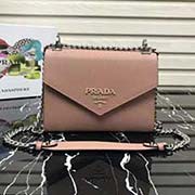 Prada專柜新款 1BD127 Saffiano皮革 粗紋牛皮 可調節鏈式肩帶 同色金屬徽標 頂部磁扣開合 Prada標識襯里 兩個內袋 簡單奢華顯貴氣 21x14x10cm