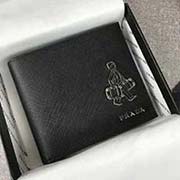 PRADA經(jīng)典爆款男士短款錢夾 八個卡位 兩個大鈔位 官網(wǎng)同步 2M0513 黑色小公仔 意大利高等原單十字紋牛皮質(zhì)感極好 長11cm高9.5cm