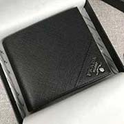 PRADA經(jīng)典爆款男士短款錢夾 八個(gè)卡位 兩個(gè)大鈔位 官網(wǎng)同步 2M0233 黑色邊角散字嘜 意大利高等原單十字紋牛皮質(zhì)感極好 長(zhǎng)11cm高9.5cm