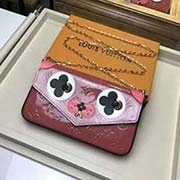 M62767漆皮POCHETTE FELICIE 錢夾 情人節主題設計 可愛的小狗圖案搭配LV特色元素 為 由Monogram Vernis皮革裁制 存放攜帶日常用品的時尚之選 配有一方便肩背手挎 2