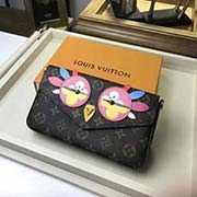 M62416 由Monogram帆布面料制作而成的Pochette Felicie手袋優(yōu)雅華貴 內(nèi)含兩個可脫卸口袋 是攜帶整理日常用品的時尚之選 它不僅僅是款錢夾 除去金色鏈條后 還可以用作迷人的手包