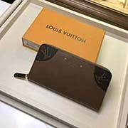 M62318 草綠色漆皮 由Monogram Vernis皮革裁制而成的Sarah錢夾增添趣味與活力 單拉式構造 巧妙的內部設計 配有眾多口袋與卡槽 19.0 x 10.5x2.0 cm (長 x 高