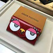 M60489 漆皮 SARAH 錢夾情人節主題設計 可愛的小鳥圖案搭配LV特色元素 為 由Monogram Vernis皮革裁制而成的Sarah錢夾增添趣味與活力 信封式構造 巧妙的內部設計 配有眾多