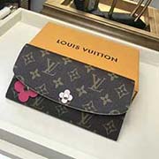 M64202 枚紅色 小花 經典Emilie錢夾 時尚而實用 粉色皮革飾邊與可愛的Monogram花卉飾釘與飾件盡顯精致柔美 19.5 x 10 x 1厘米 長x 高 x 寬 特殊涂層帆布 粒紋 與飾