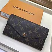 M60531 枚紅 這款信封式錢(qián)夾以優(yōu)雅的 Monogram 帆布制成 內(nèi)部設(shè)計(jì)精巧獨(dú)特 擁有各種口袋和信用卡槽 19x10cm