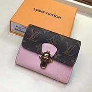 新品 M61911 漆皮芭蕾粉 CHERRYWOOD 短款錢夾 Cherrywood短款錢夾的特殊之處在于形似路易威登旅行箱鎖的搭扣 以及標(biāo)志性Monogram帆布與柔滑漆面小牛皮的材質(zhì)組合 凸顯時(shí)尚
