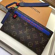 M63045 手袋套裝亮相2018春夏時裝展的新品 來自男裝藝術(shù)總監(jiān)Kim Jones 充滿工藝質(zhì)感的運(yùn)動風(fēng)格設(shè)計 配有D形環(huán)的Ribbon手袋和卡夾以Monogram帆布搭配Taiga皮革和彩色金屬