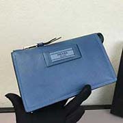  1ND009燙壓嘜頭 PRADA手拿包 官網同步 意大利高等壓紋牛皮質感極好走線 長19.5高11.7cm 鹿紋牛皮鈷藍