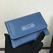  1ND009燙壓嘜頭 PRADA中夾名片小卡包 官網同步 意大利代工號85N內碼 意大利高等壓紋牛皮質感極好走線 長14.5高10cm 鹿紋牛皮鈷蘭