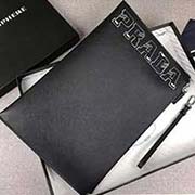 PRADA限量版手包 專柜新款式 官網(wǎng)同步 2NG001 黑色 意大利高等原單十字紋牛皮質(zhì)感極好 內(nèi)里進口羊皮 原單Lampo拉鏈 原單 特別的大字嘜設(shè)計凸顯個性 時尚 長35.5cmx高23.5c