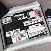 2018新漫畫印象系列PRADA限量版男士手包 專柜新款式 官網(wǎng)同步 2NG001 黑色漫畫印象 意大利高等原單小牛皮質感極好 內里進口羊皮 原單Lampo拉鏈 原單 融入漫畫元素的設計 長35.