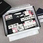 2018新漫畫印象系列PRADA限量版男士手包 專柜新款式 2NG005 黑色漫畫印象 意大利高等原單小牛皮質感極好 內里進口羊皮 原單Lampo拉鏈 原單 融入漫畫元素的設計 長28cm高18c