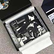 2018新漫畫印象系列PRADA男士短款錢夾 專柜新款式 官網(wǎng)同步 2M0513 黑色漫畫印象 意大利高等原單小牛皮質(zhì)感極好 融入漫畫元素的設(shè)計(jì) 長11cm高9cm