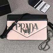 新款來襲 一見就會鐘情的包包 官網同步 1BD101 黑色淺粉 雙色啞面小牛皮 可拆卸金屬鏈手柄 可拆卸 調式肩帶 銀色金屬配件 旋扣扣合 內袋軟羊革襯里 大logo標識個性時尚 鏈條手柄可手挽 單肩