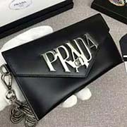 2018專柜新新款手包 官網同步 1MF175 黑色 內碼236代工碼 意大利高等進口牛皮內里羊皮 開片珠 扭轉鎖扣 可拆卸金屬腕帶 獨特的銀色金屬大標識 背面拉鏈口袋 方便實用 高等時尚 什么場合