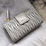 MIUMIU 專柜新系列錢包 5ML015 里外都是高等進口小羊皮 經(jīng)典提花壓紋 內(nèi)里多層卡位 中間拉鏈小隔層 百元大鈔無須折疊 可直放 實用又時尚 size 16.5X9X3cm