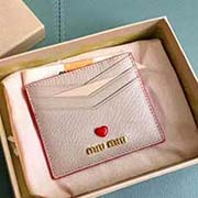 MIUMIU 新品 5MC002 專柜新LOVE愛心系列卡包 小巧精致 雙面卡位 設(shè)計(jì)實(shí)用又時(shí)尚采用高等進(jìn)口牛皮山羊紋 羊皮內(nèi)里 內(nèi)壓198A