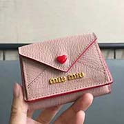 MIUMIU 5MH020專柜新LOVE愛心系列錢包 三折信封短款錢夾隔層內添加三個卡位 百元大鈔無須折疊可直放 正面隔層可放多張卡或零錢 設計實用又時尚小小個超能裝 里外進口牛皮山羊紋 9.5X7