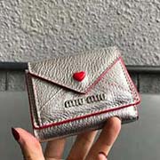 MIUMIU 5MH020專柜新LOVE愛心系列錢包 三折信封短款錢夾隔層內添加三個卡位 百元大鈔無須折疊可直放 正面隔層可放多張卡或零錢 設計實用又時尚小小個超能裝 里外進口牛皮山羊紋 9.5 7