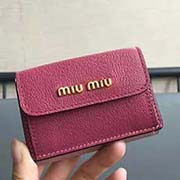 MIUMIU 5MH020專柜新系列錢包 三折短款錢夾拼色設計 隔層內添加三個卡位 百元大鈔無須折疊可直放 正面隔層可放多張卡或零錢 設計實用又時尚小小個超能裝 里外進口牛皮山羊紋 9.5X7Cm