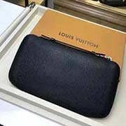 N30652 十字紋黑 以陽剛而華麗的 Damier Graphite 帆布制成的 Atoll 錢夾極具實用性 這款錢夾內(nèi)含多個可裝納護照 票據(jù)或信用卡的內(nèi)袋與隔層 是精良的旅行佳伴 此錢夾亦可作為手