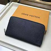 M32832 環繞拉鏈錢夾以Epi皮革制成 是旅途的理想伴侶 它不但光澤 靚麗 而且還可同時輕松容納信用卡 票據 零錢 紙幣 支票簿和一支鋼筆 21x10