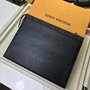 M61692 水波紋配黑花由全新標志性EPl水波紋搭配黑灰Monogram Eclipse帆布裁制而成 風格硬朗的全新Pochette Voyage中號手袋可輕松收納個人畢備物品 獨品家 size 2