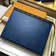 M67736 水波紋藍 由Epi皮革與Monogram帆布裁制而成的Pochette Voyage中號手袋是對路易威登經典標識的現代致敬 通過豐富的色彩與材料組合展現品牌特質以及活力風格 既可放入大包