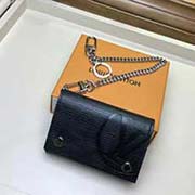 M63518 水波紋 RIVETS CHAIN 錢夾 Epi Initials主題設(shè)計 重新詮釋了經(jīng)典的LV Circle標識元素 創(chuàng)造出醒目亮眼的摩登觀感 折疊式Rivets Chain錢夾匯集了一