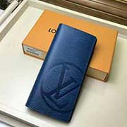 M63513 水波紋藍BRAZZA 錢夾 Epi Initials主題設計 重新詮釋了經典的LV Circle標識元素 創造出醒目亮眼的摩登觀感 路易威登Brazza錢夾是實用功能與優雅設計有機融合的